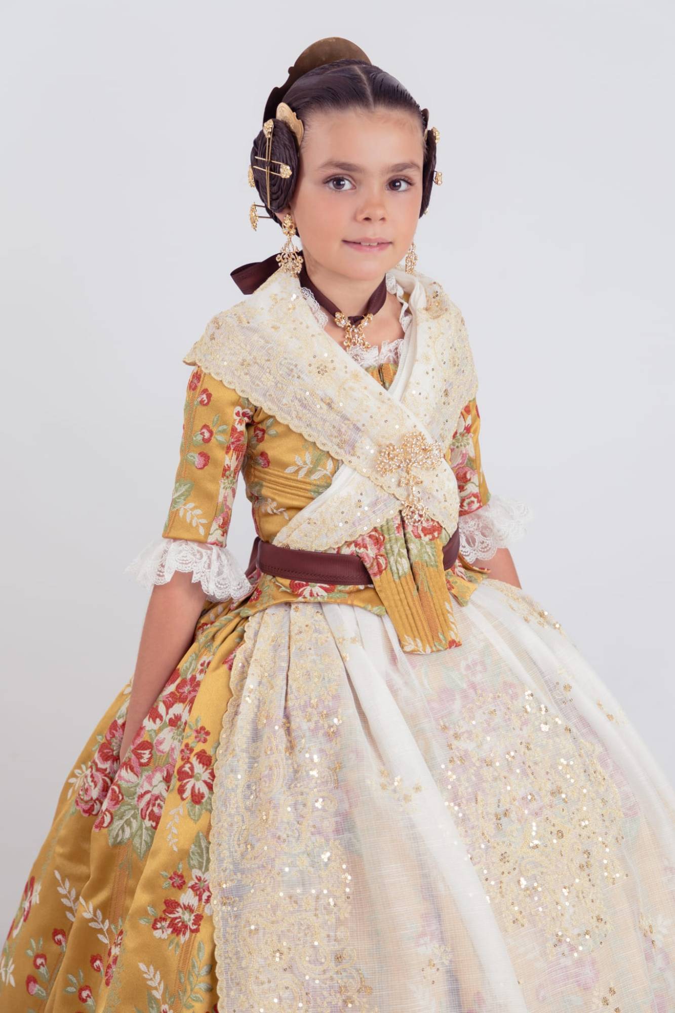 Niña con traje infantil de espolín amarillo