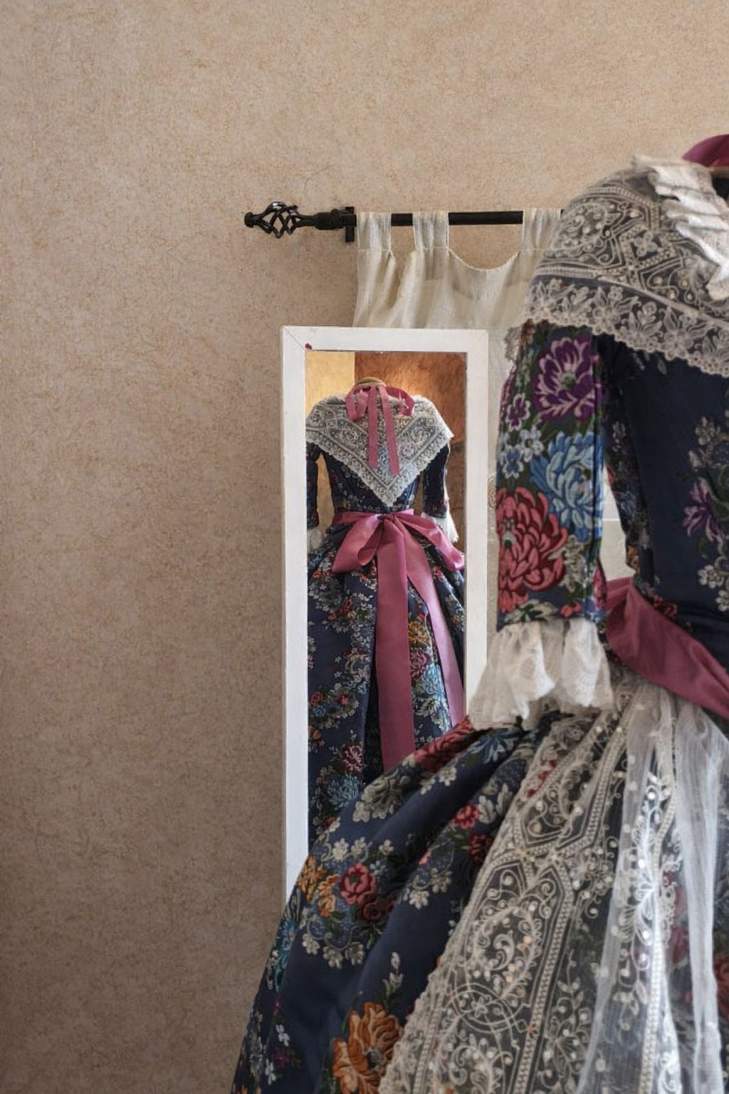 Traje azul de flores reflejado en un espejo