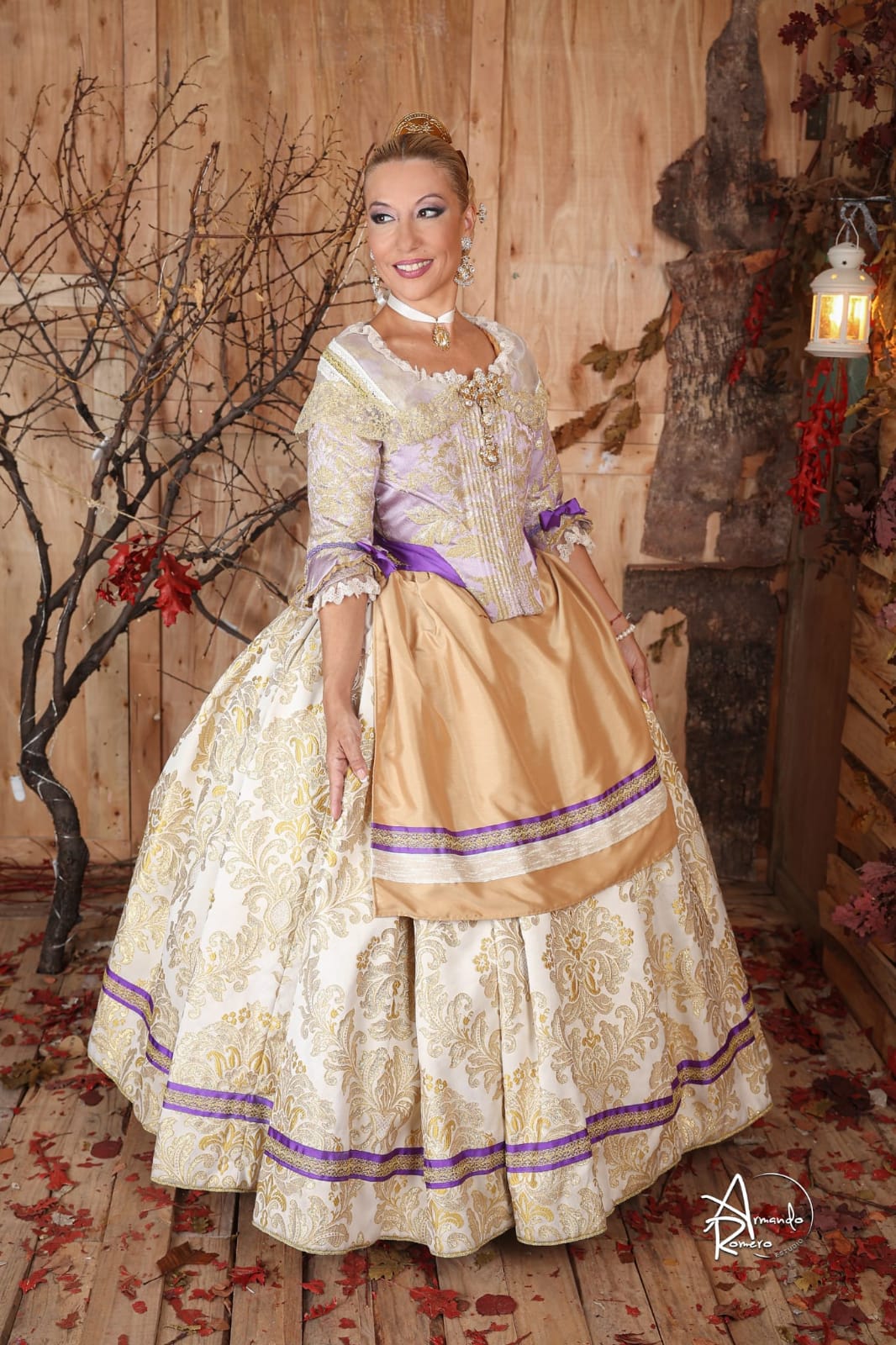 Traje en tonos lila y crema con delantal dorado